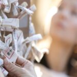 おみくじが静かに揺れる神社の情景（東京の金運神社をめぐり、江戸の“縁”をたどる金運ゆかりの開運散策）