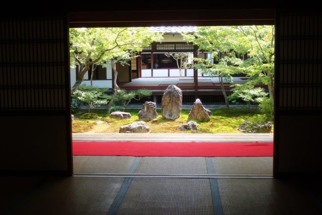 京都の伏見稲荷にて運気をアップ！大人のための開運神社散歩