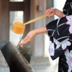 手水舎でそっと手を清める女性の姿(京都の金運神社をめぐり、貴船と大原で水の“縁”をたどるやさしい開運散歩)