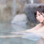 【二酸化炭素泉】しゅわっと温まる“懐かしい癒し”と美肌の開運温泉 11 露天風呂で静かに癒される女性の姿(二酸化炭素泉のしゅわっと温まる“懐かしい癒し”)